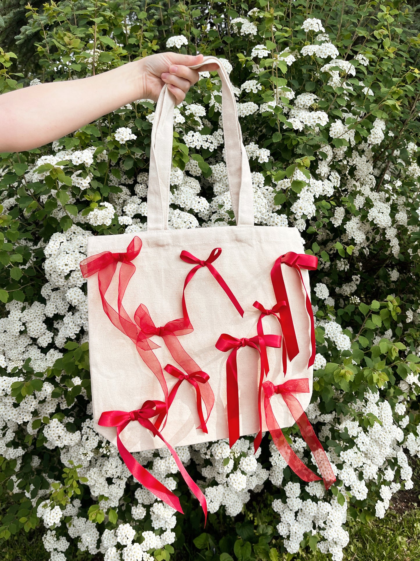 *lady in red* bow tote