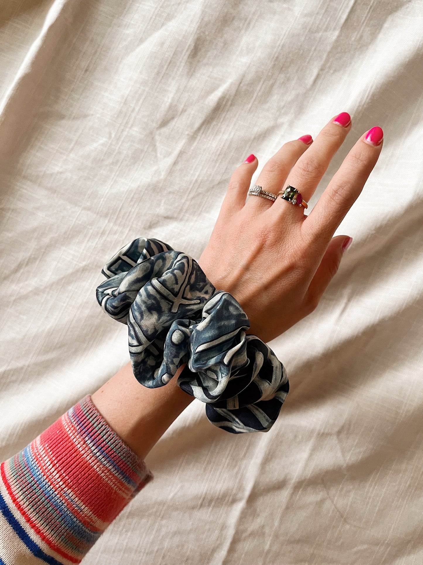 *not your grandma's scarf* 100% silk scrunchie